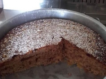 Torta con pesche noci, mandorle e miele